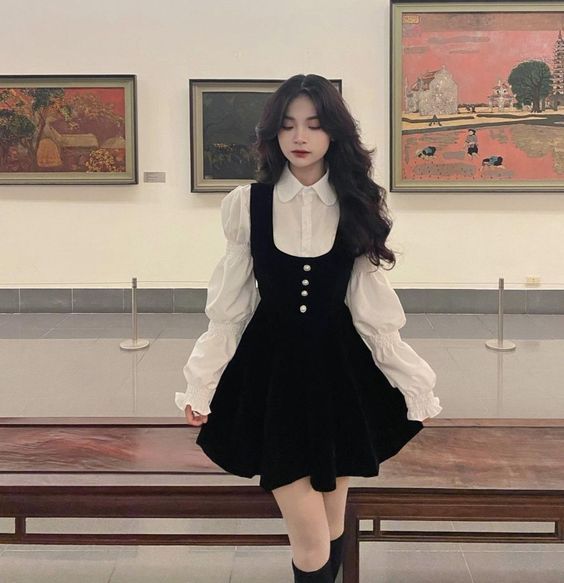 Gái Trẻ Mặc Áo Sơ Mi Trắng Và Váy Đen Trong Phòng Triển Lãm Nghệ Thuật