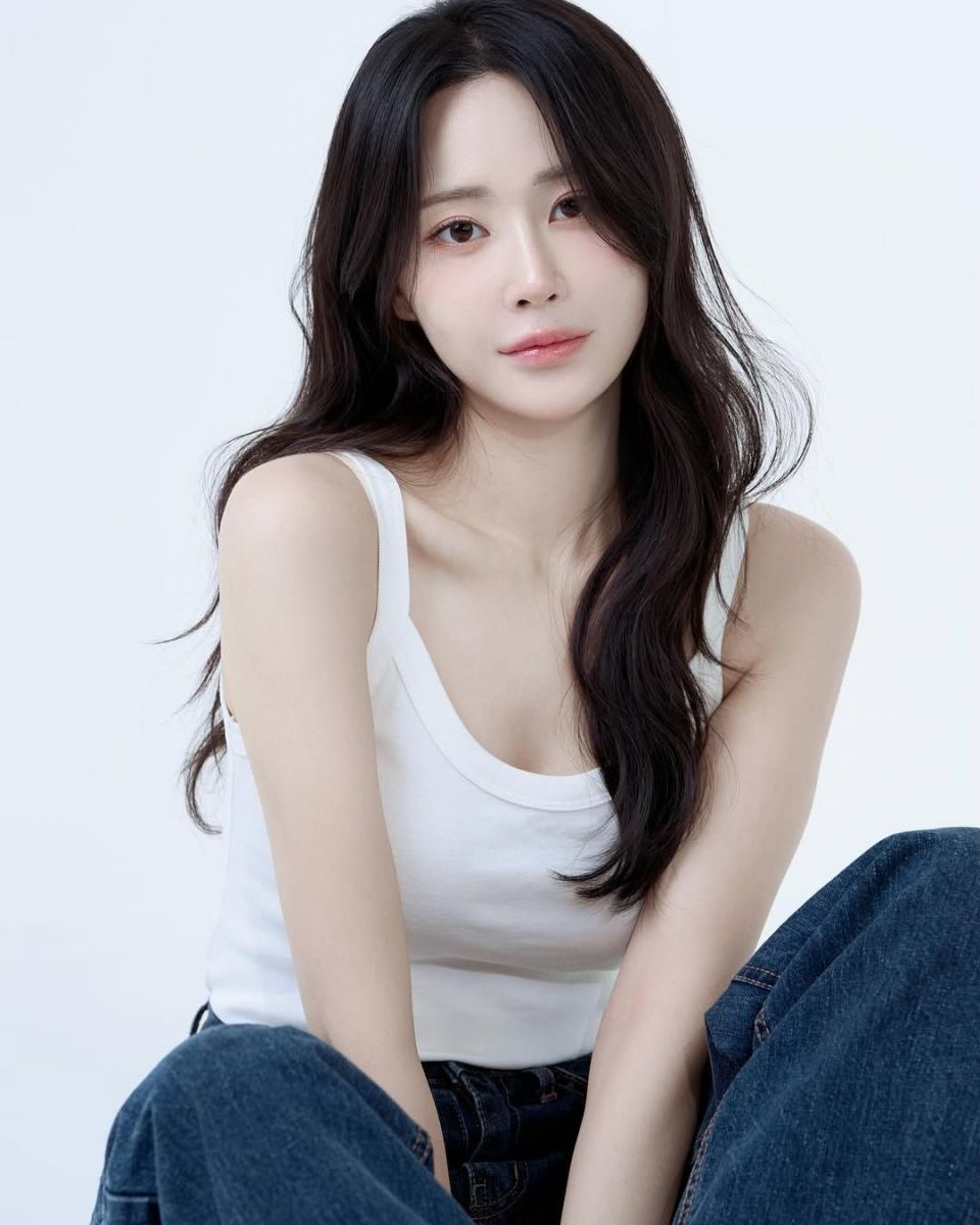 Gái Trẻ Mặc Áo Tank Top Trắng Và Quần Jeans Rộng