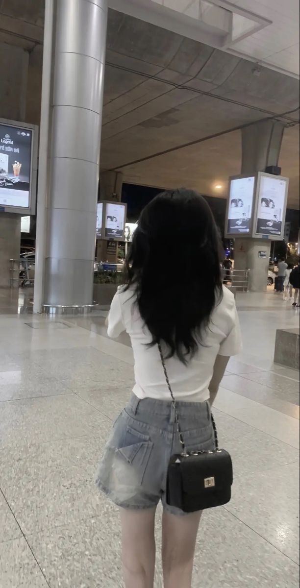 Gái Trẻ Mặc Áo Thun Trắng Và Quần Short Jeans