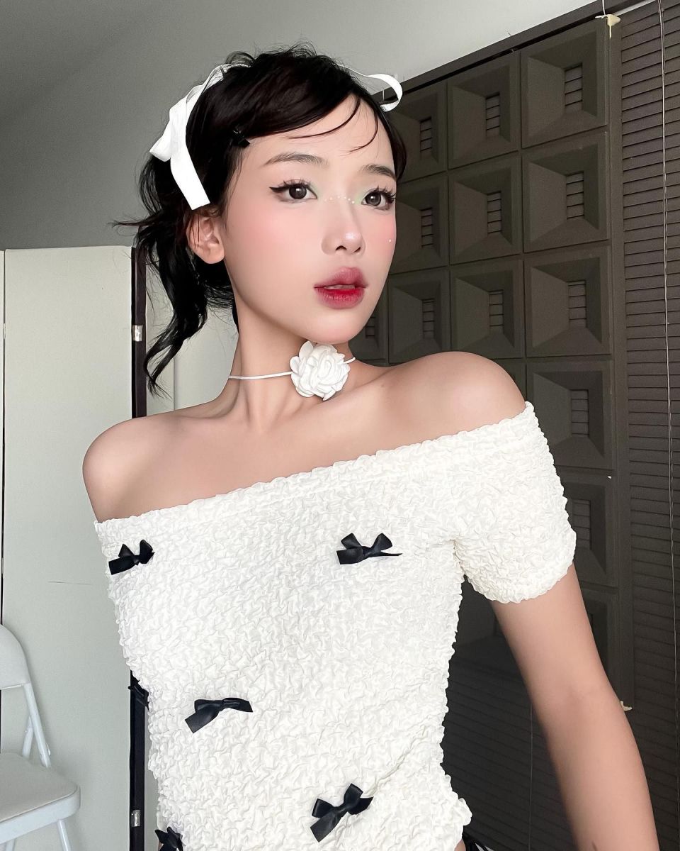 Gái Trẻ Mặc Áo Trắng Tay Ngắn Cổ Nơ Đen