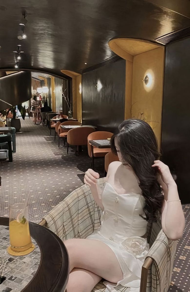 Gái Trẻ Mặc Đầm Trắng Ngồi Bên Bàn Trong Quán Cà Phê Sáng Tông