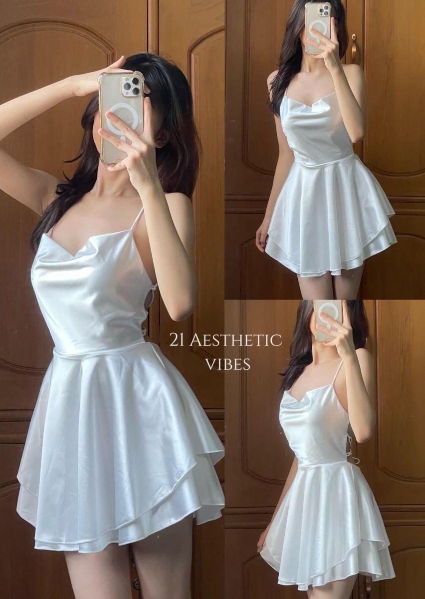 Gái Trẻ Mặc Đầm Trắng Tự Tin Chụp Hình Selfie