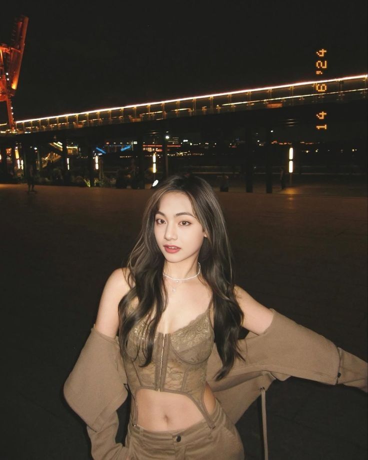 Gái Trẻ Mặc Trang Phục Trendy