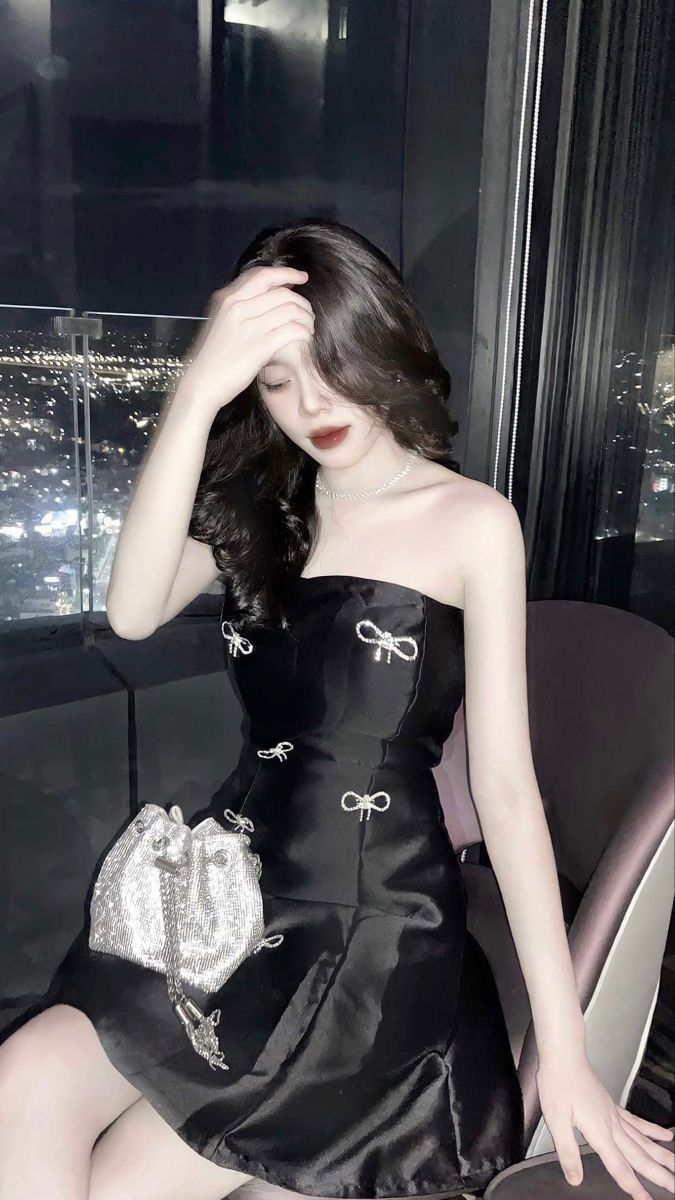 Gái Trẻ Mặc Vay Đen Ngồi Trên Ghế