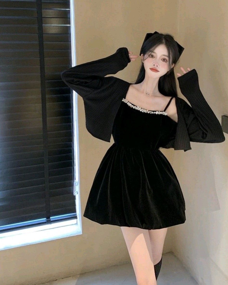 Gái Trẻ Mặc Váy Đen Sáng Trọng Phối Áo Khoác Tay Bông