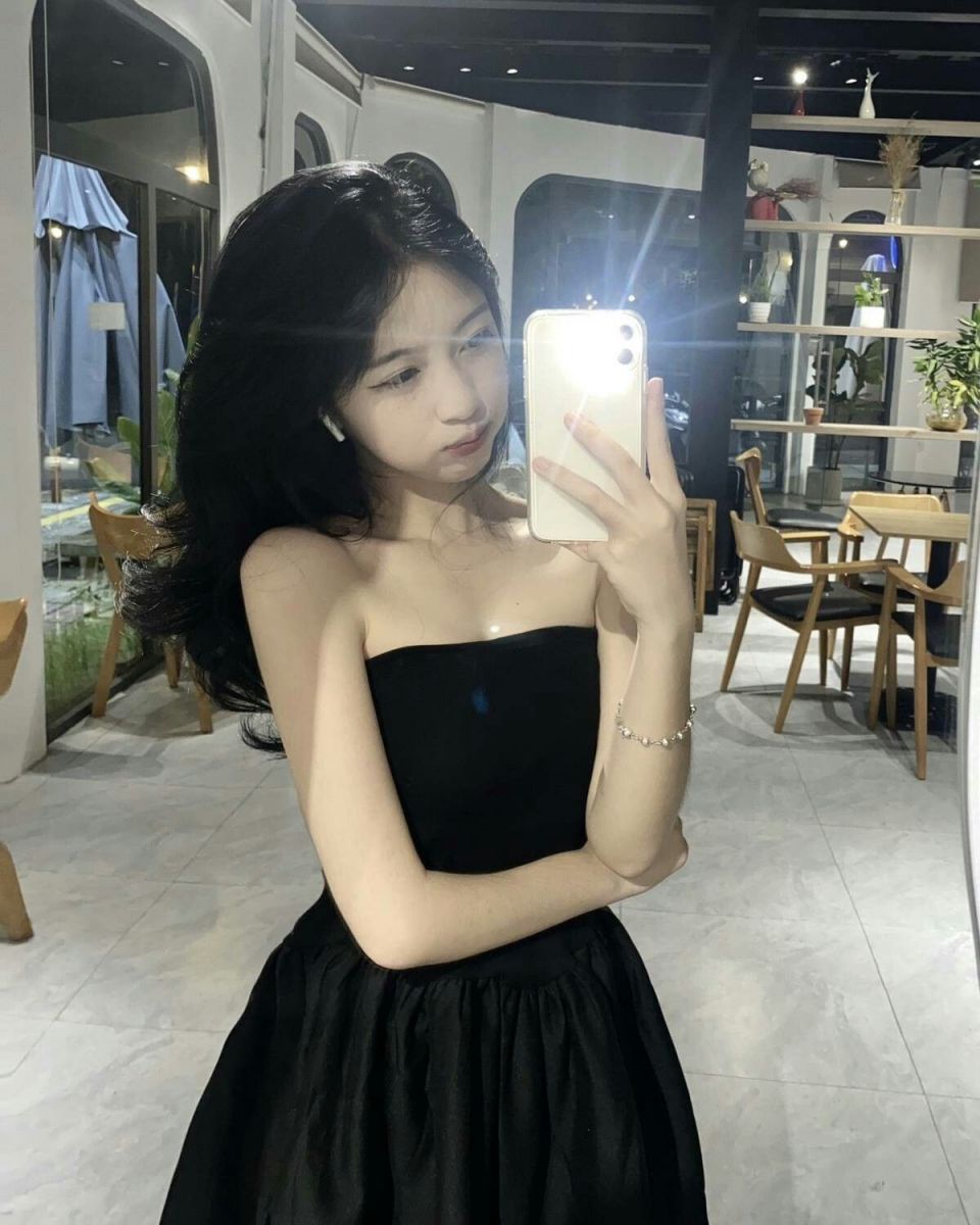 Gái Trẻ Mặc Váy Đen Tạo Dáng Chụp Selfie Tại Quán Cà Phê Sang Trọng