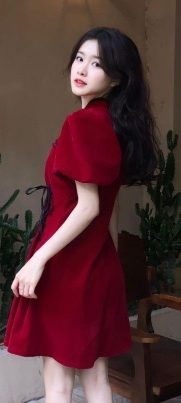 Ảnh Gái Trẻ Mặc Vay Đỏ Nghiêng Tạo Dáng Đẹp