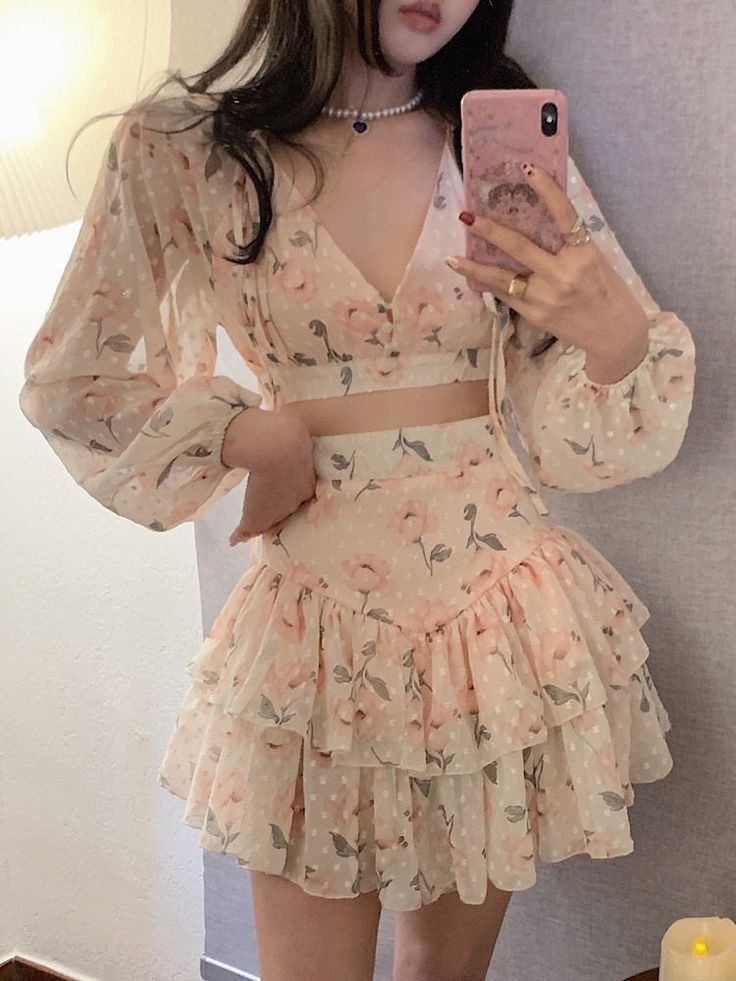 Gái Trẻ Mặc Vay Hoa Màu Hồng Tạo Dáng Chụp Selfie