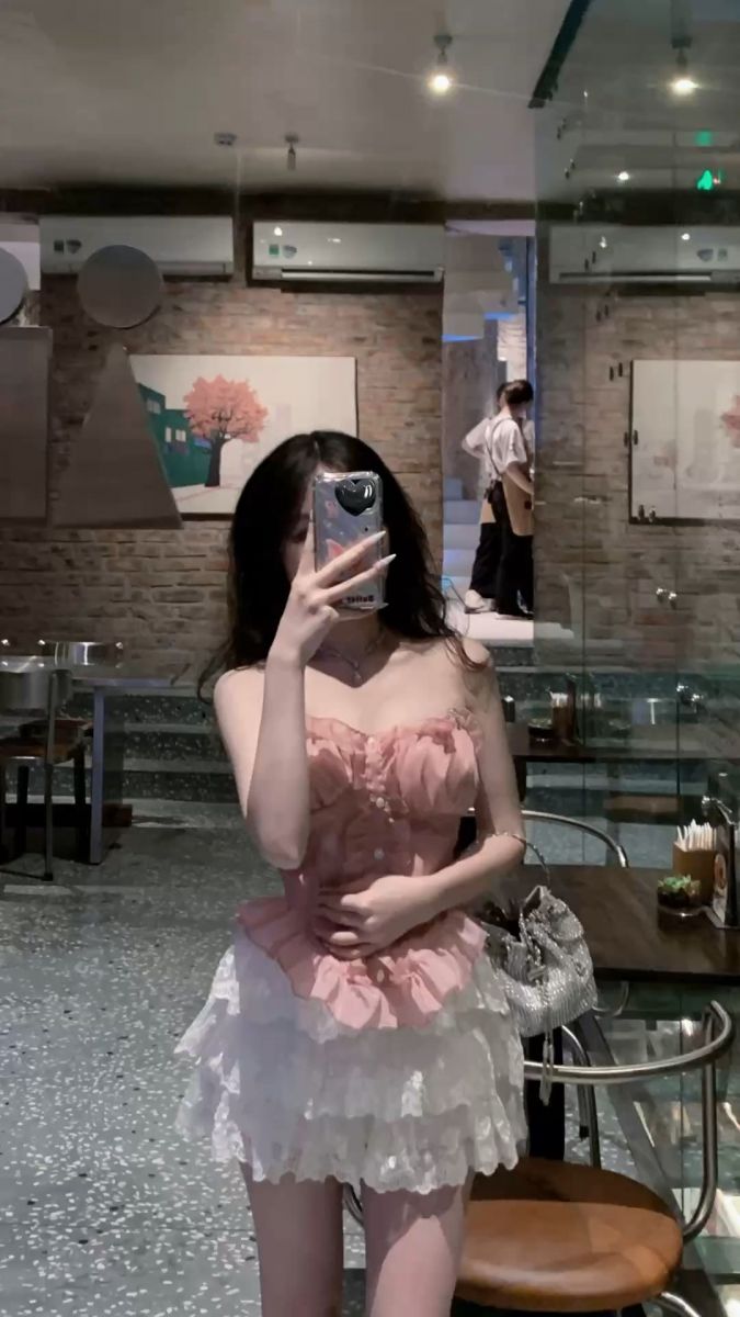 Gái Trẻ Mặc Vay Hồng Tạo Dáng Trong Quán Cafe