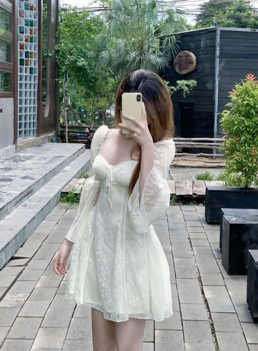 Gái Trẻ Mặc Váy Trắng Chụp Selfie Giữa Cây Xanh