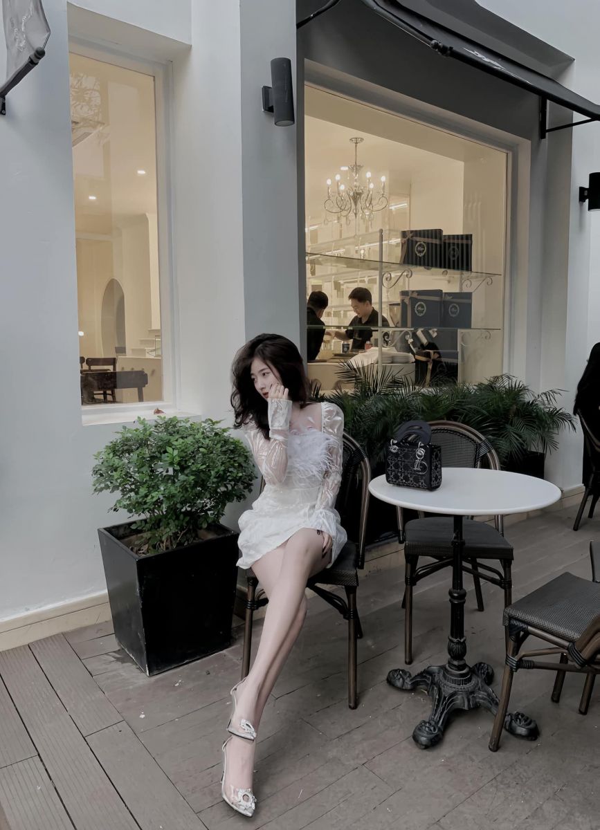 Gái Trẻ Mặc Váy Trắng Ngồi Trên Ghế Sang Trọng