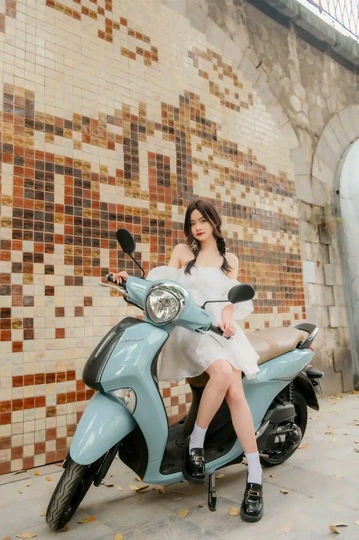 Gái Trẻ Mặc Váy Trắng Ngồi Trên Xe Máy Xanh Tạo Dáng Thoải Mái