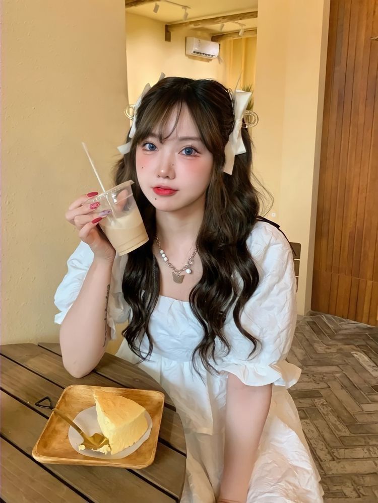 Gái Trẻ Mặc Váy Trắng Trong Quán Cafe