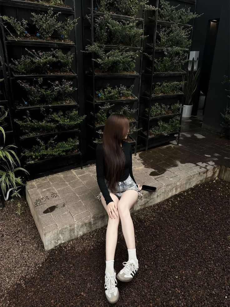 Gái Trẻ Trong Áo Dài Tay Đen Và Quần Short Tại Quán Cà Phê