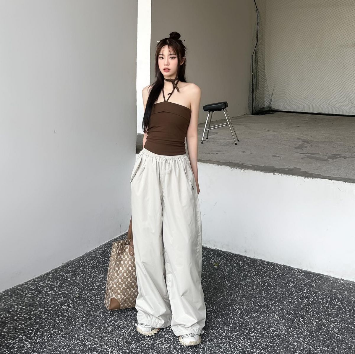 Gái Xinh Mặc Áo Crop Top Nâu Và Quần Thể Thao Rộng