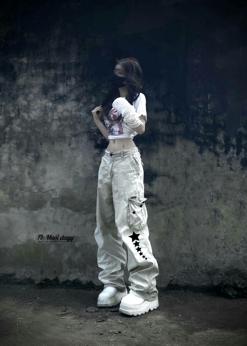 Gái Xinh Mặc Áo Crop Top Trắng Và Quần Baggy Sang Ch