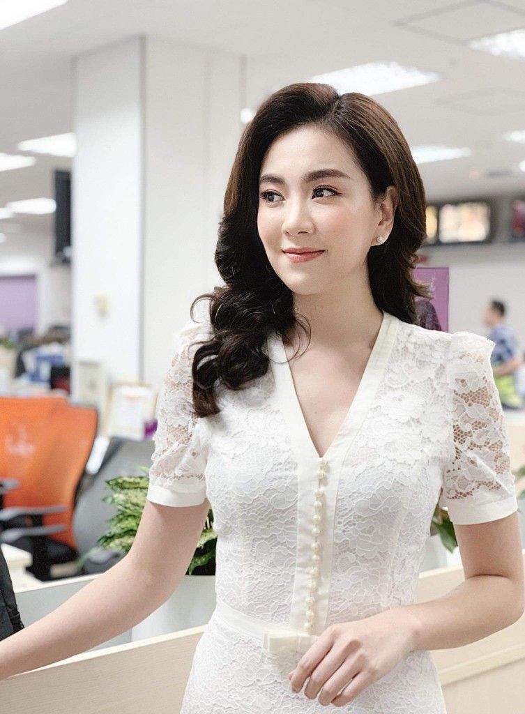 Gái Xinh Mặc Đầm Trắng Ren Đẹp Tại Văn Phòng