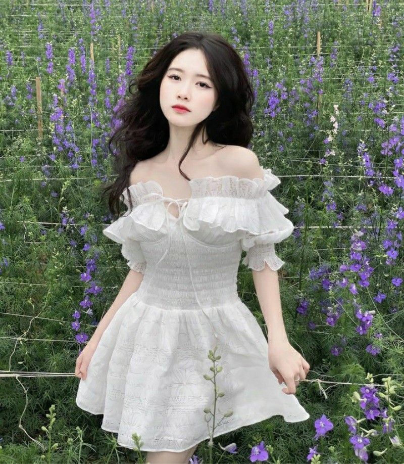 Gái Xinh Mặc Váy Trắng Giữa Cánh Đồng Hoa Tím