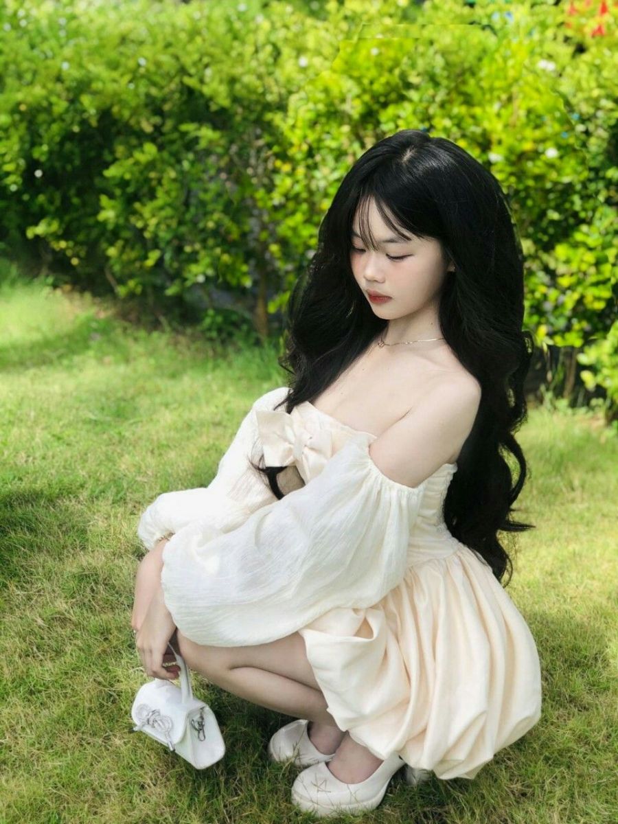 Gái Xinh Mặc Váy Trắng Xòe Ngồi Thướt Tha
