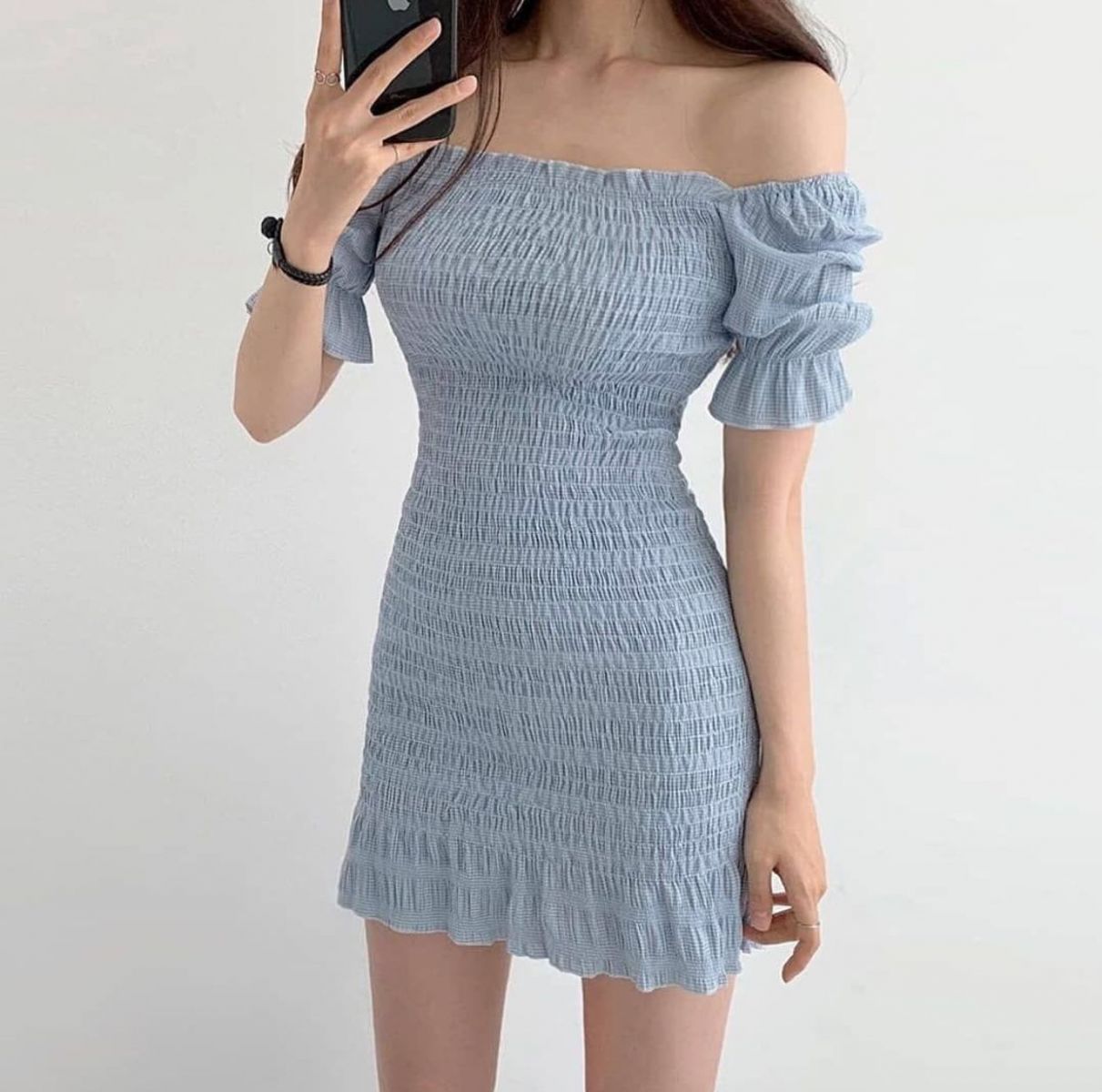 Gái Xinh Mặc Vay Xanh Trời Tạo Dáng Chụp Ảnh Selfie