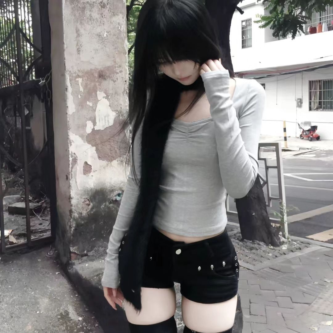 Ảnh cô gái mặc áo dài tay màu xám quần short đen ngoài đường