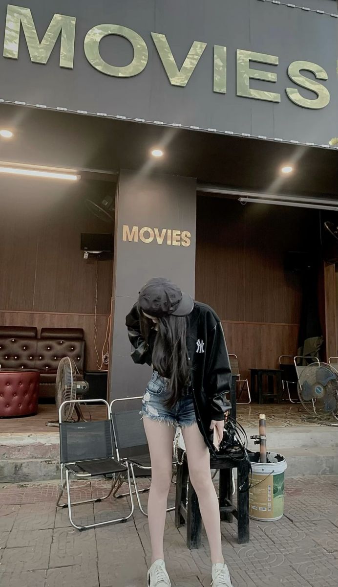Ảnh cô gái mặc áo khoác đen và quần shorts dễ thương