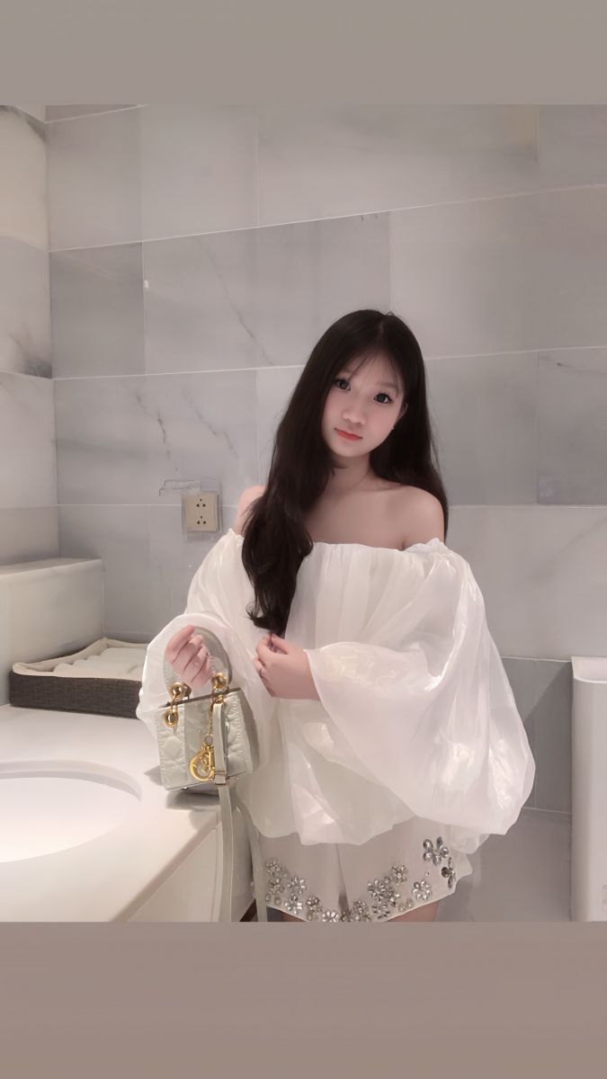 Ảnh cô gái mặc áo trắng như lụa tay phồng xinh đẹp