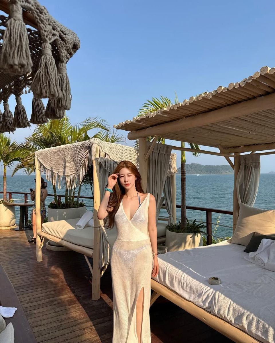 Ảnh cô gái mặc đầm hai dây màu trắng bên bãi biển
