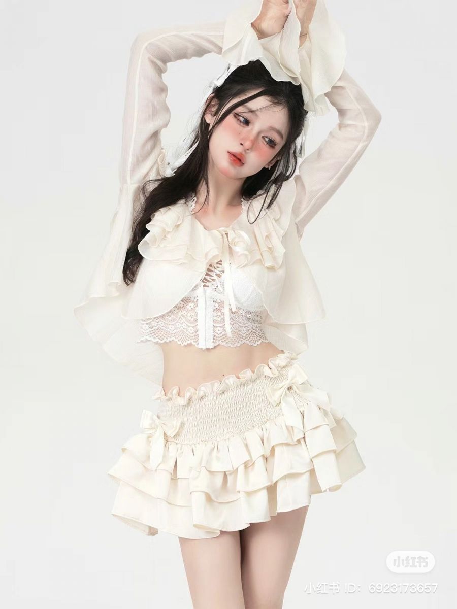 Ảnh cô gái trẻ mặc áo blouse trắng và chân váy xòe dễ thương