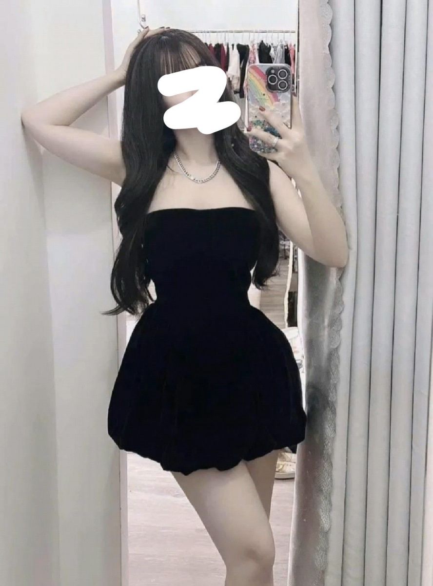 Ảnh cô gái trẻ mặc đầm đen đẹp trong phòng gương
