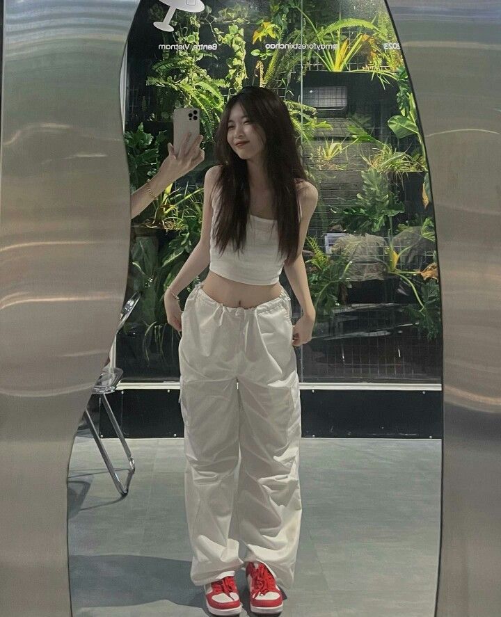Ảnh cô gái xinh trong áo crop top và quần dài trắng
