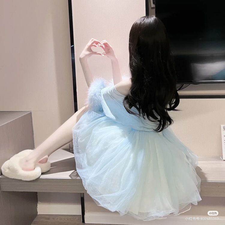 Ảnh cô nàng dáng ngồi tay hình tim thanh lịch với màu xanh nhẹ nhàng