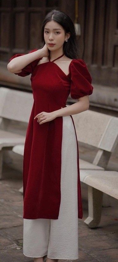 Ảnh gái mặc áo dài đỏ trắng trên vỉa hè