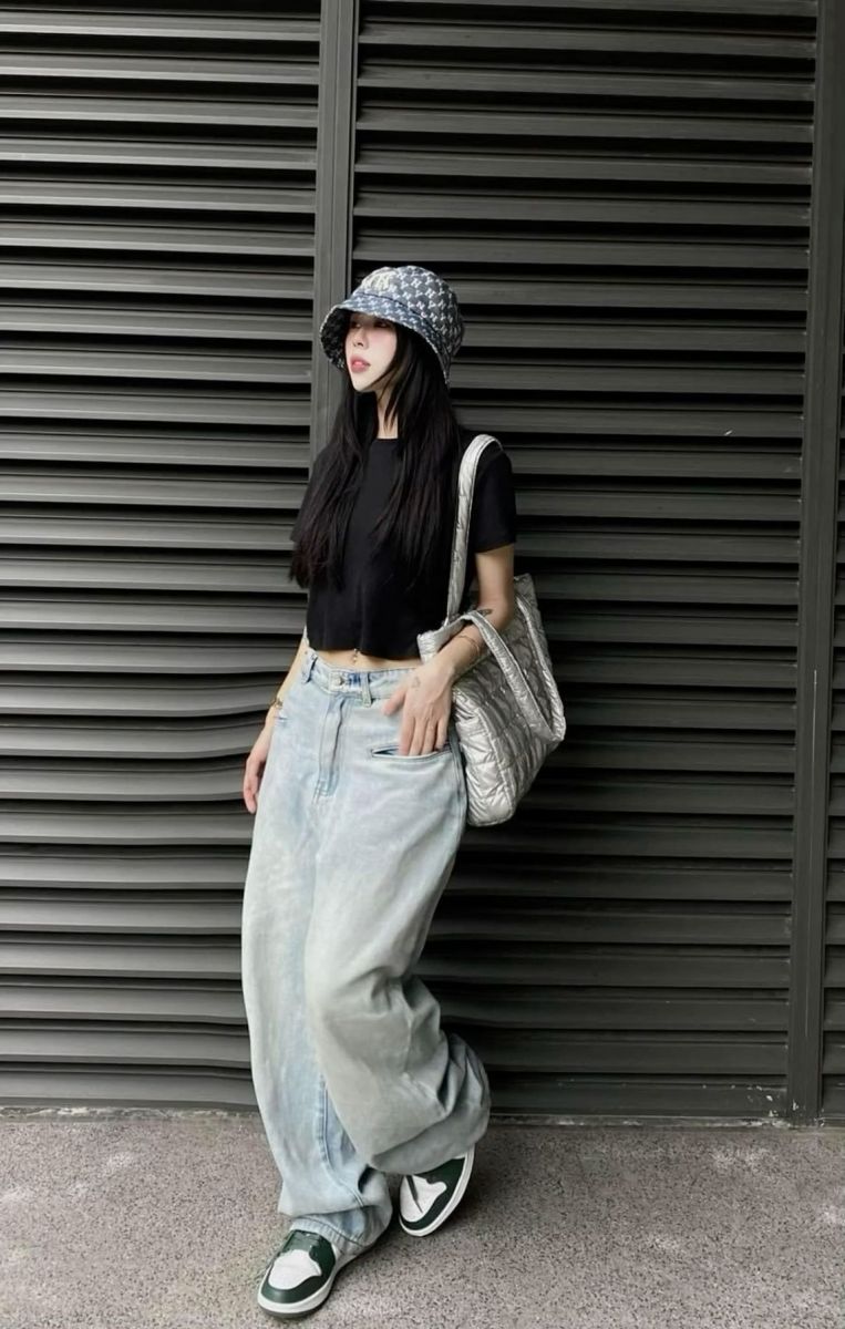 Ảnh gái mặc áo phông đen và quần jeans sáng màu