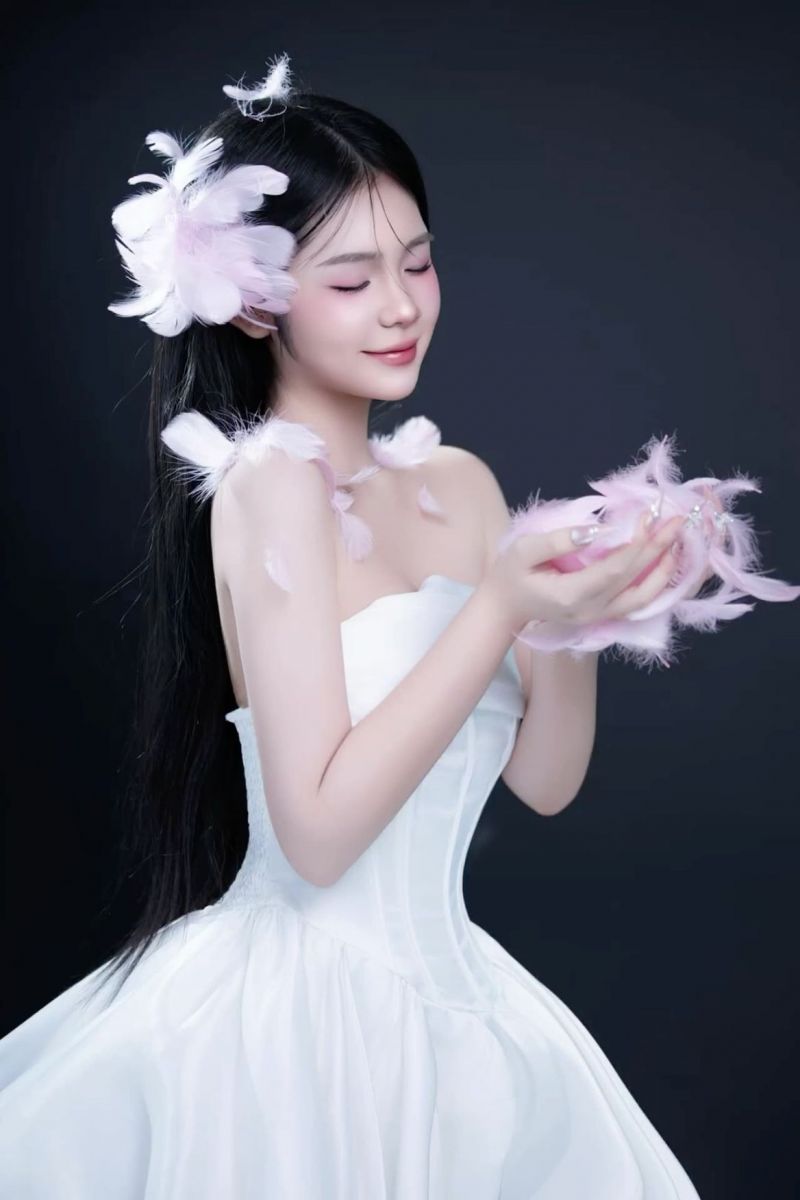Ảnh gái mặc váy cưới trắng trong không gian tối màu tây nắng
