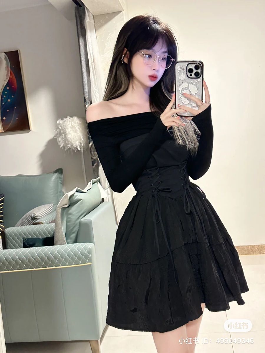 Ảnh gái mặc váy ngắn chụp selfie trong phòng hiện đại
