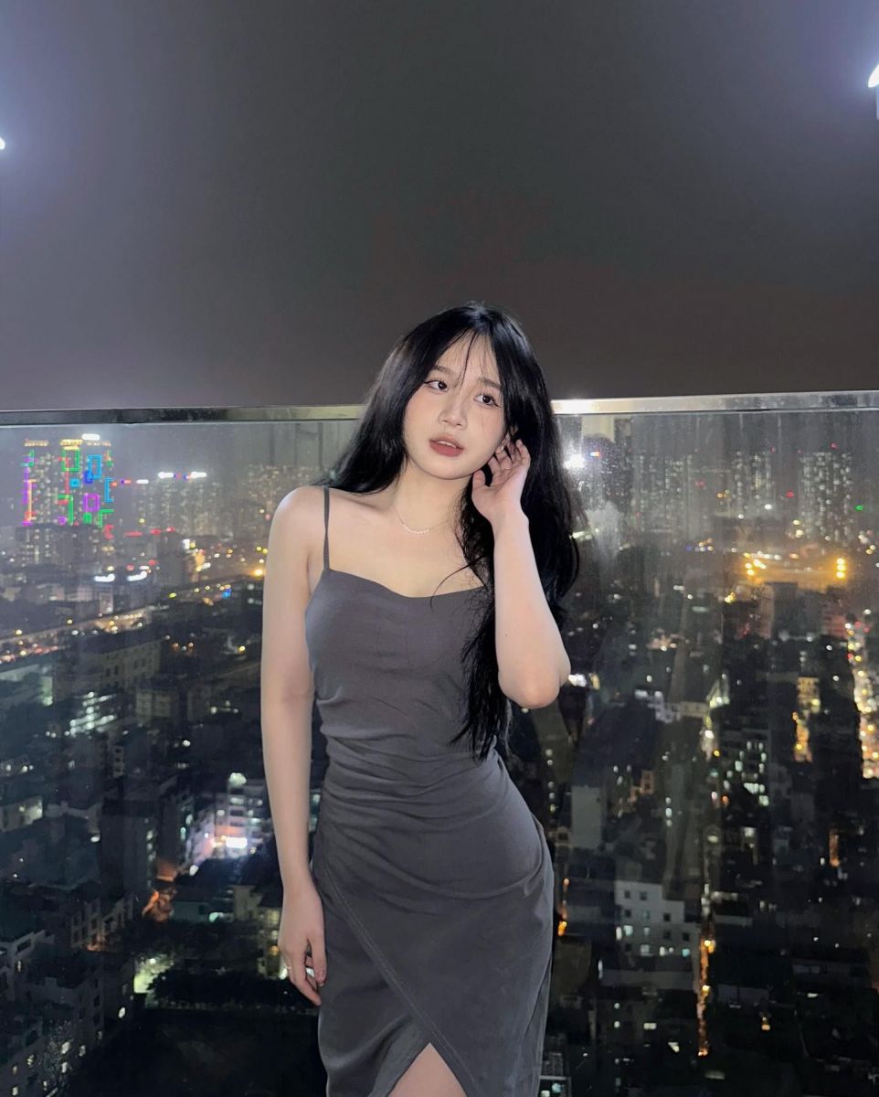 Ảnh gái quyến rũ trong váy xám tại tầng cao