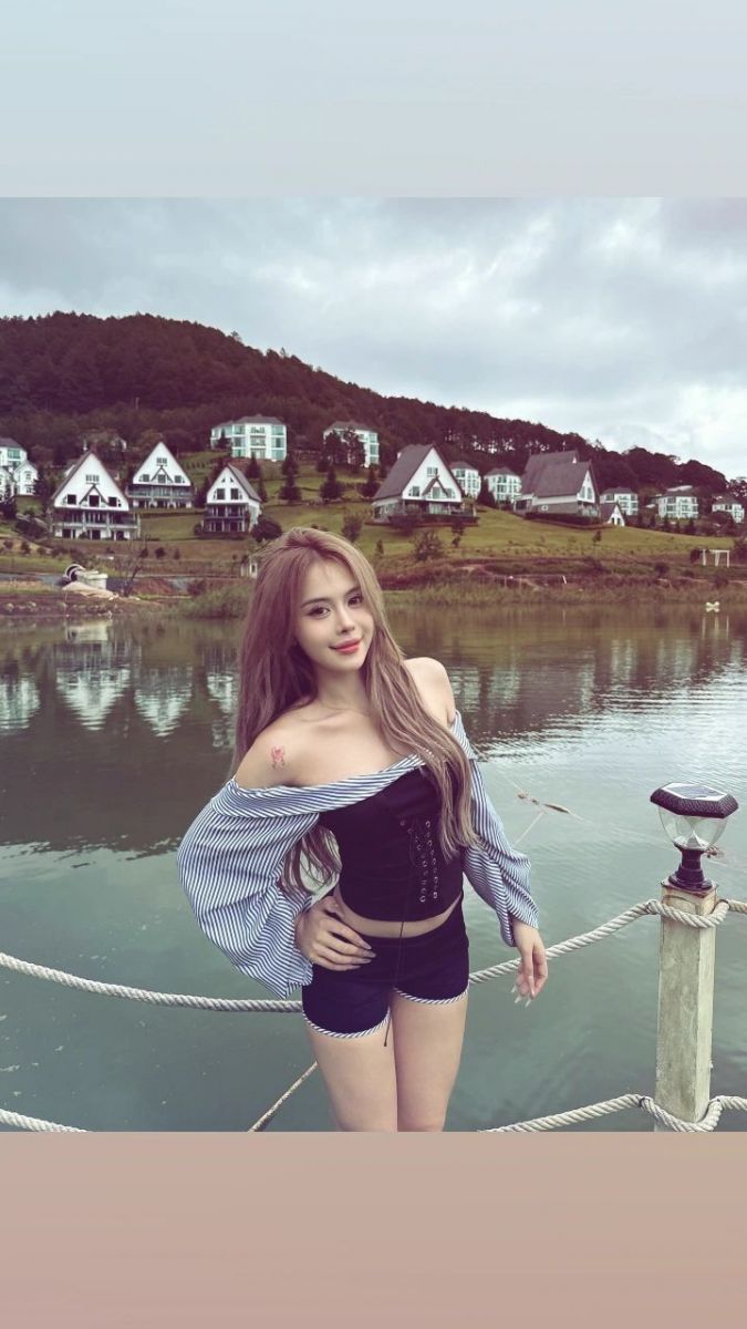 Ảnh gái trẻ mặc áo blouse sọc tay phồng và áo croptop đen