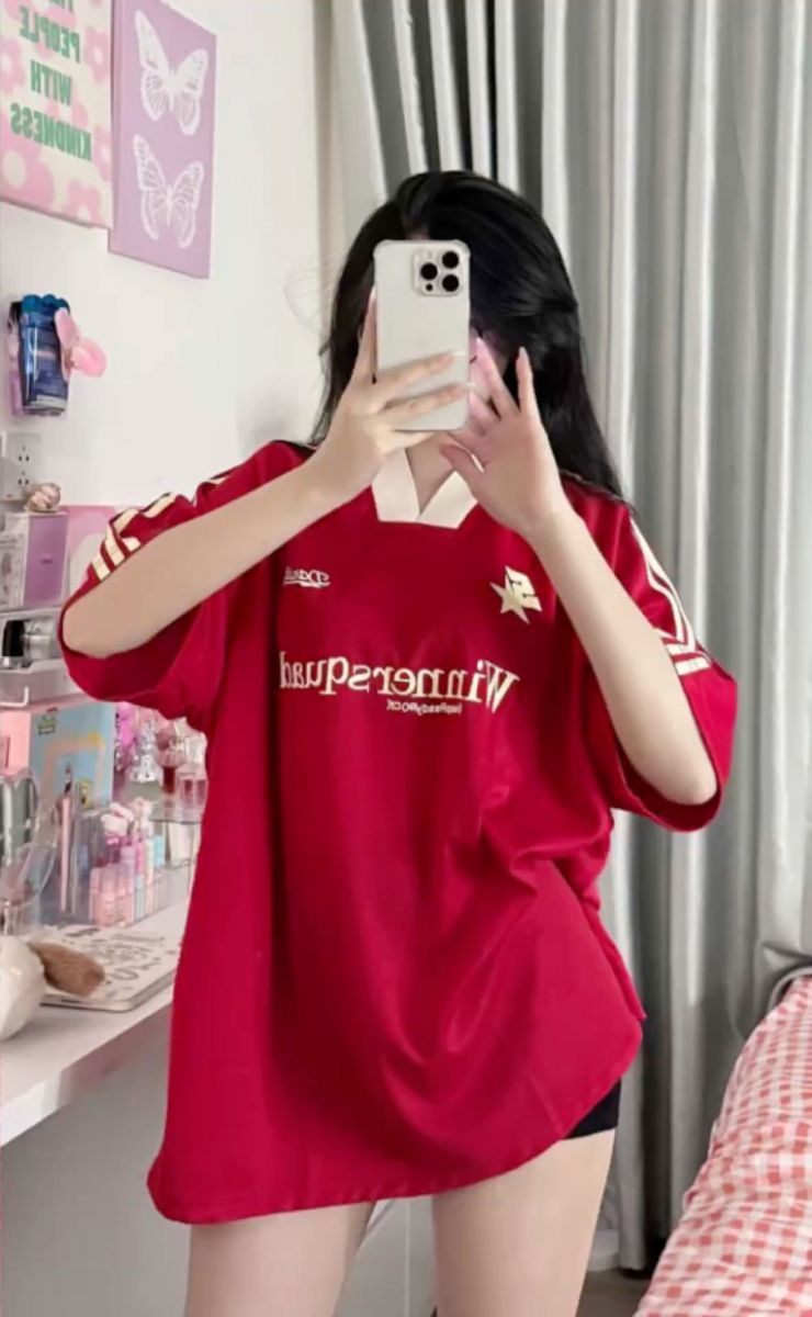 Ảnh gái trẻ mặc áo bóng đá màu đỏ chụp selfie