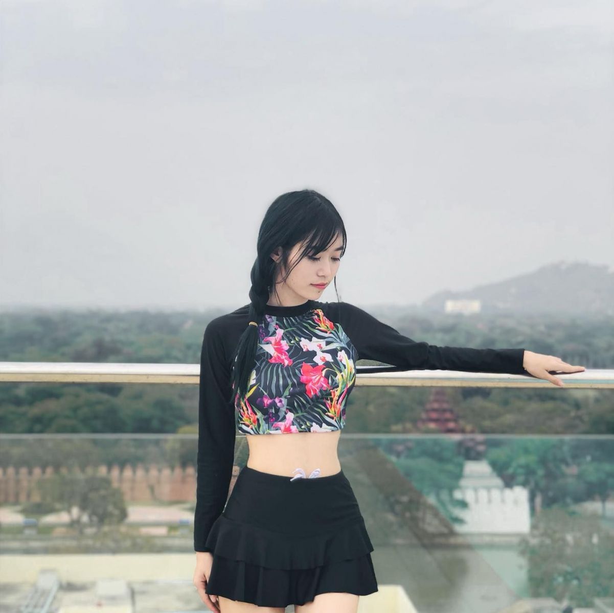 Ảnh gái trẻ mặc áo crop top hoa văn và chân váy xếp tầng