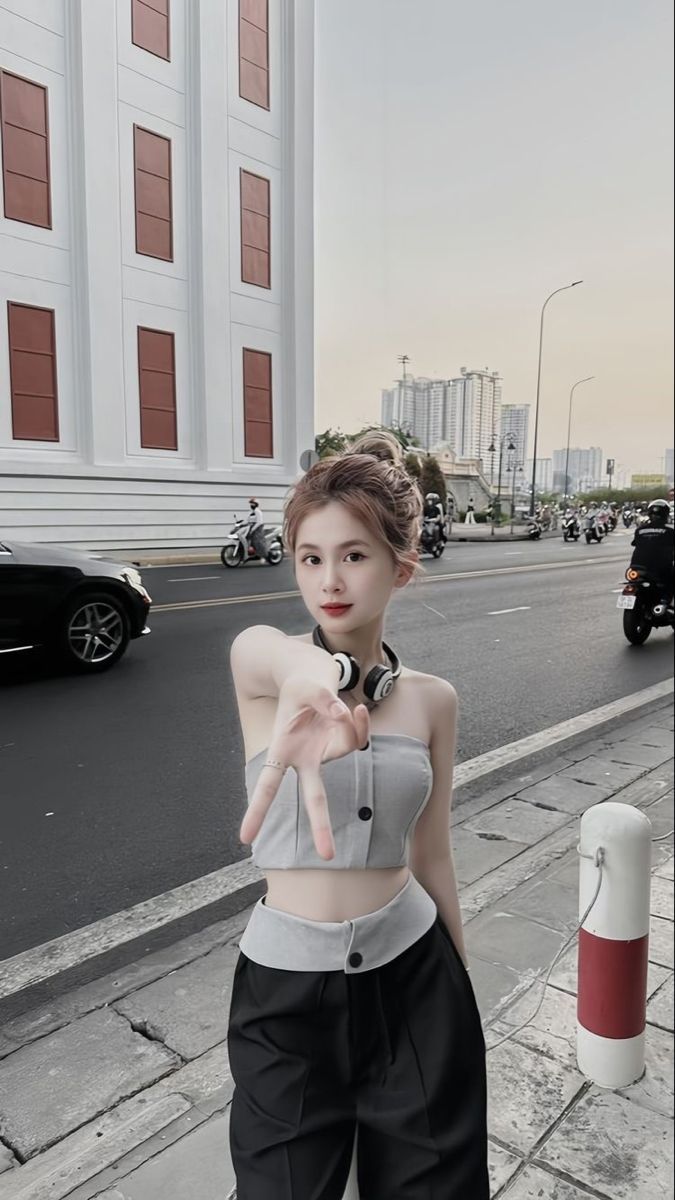 Ảnh gái trẻ mặc áo crop top xám đầy phong cách