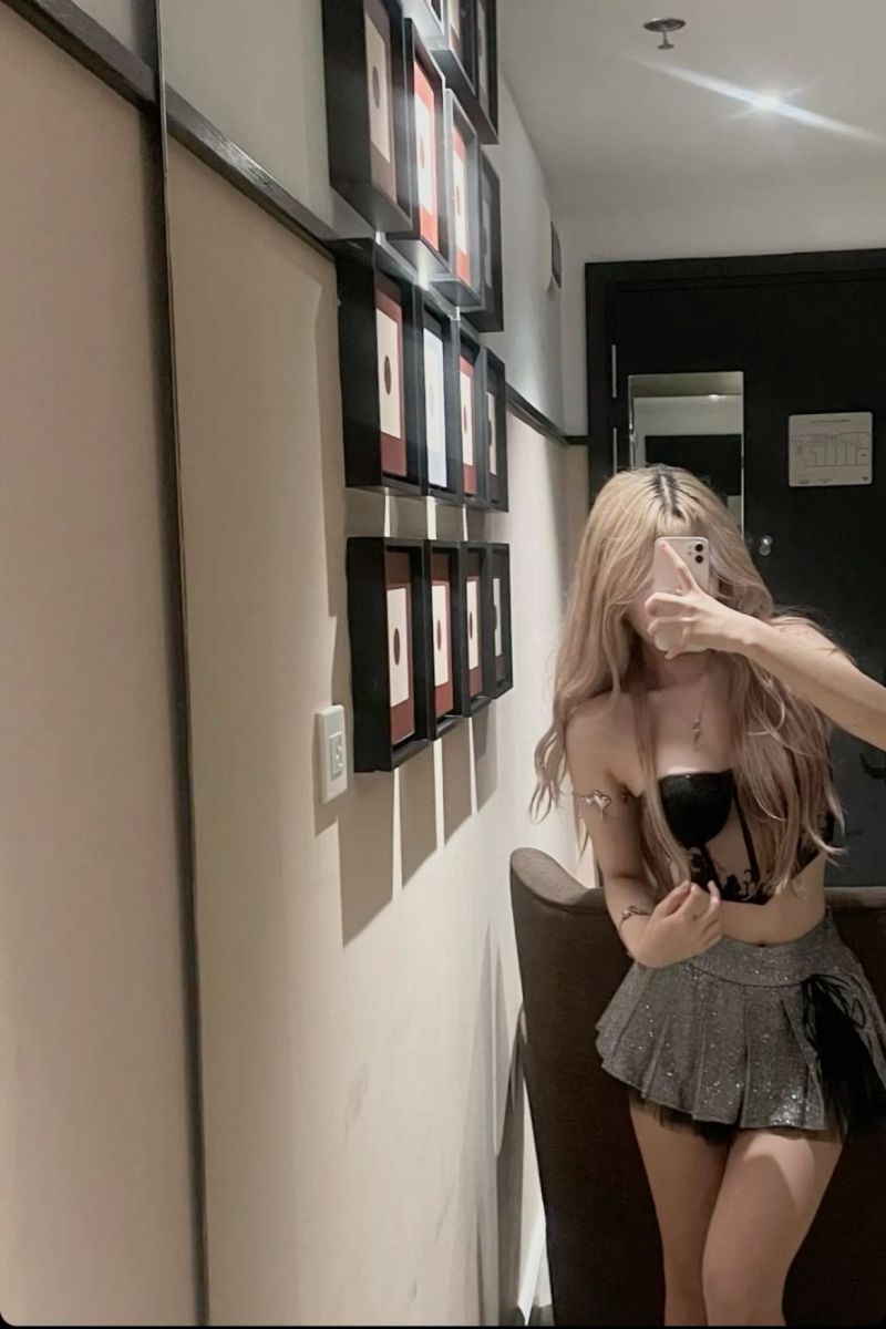 Ảnh gái trẻ mặc áo croptop đen và chân váy xòe