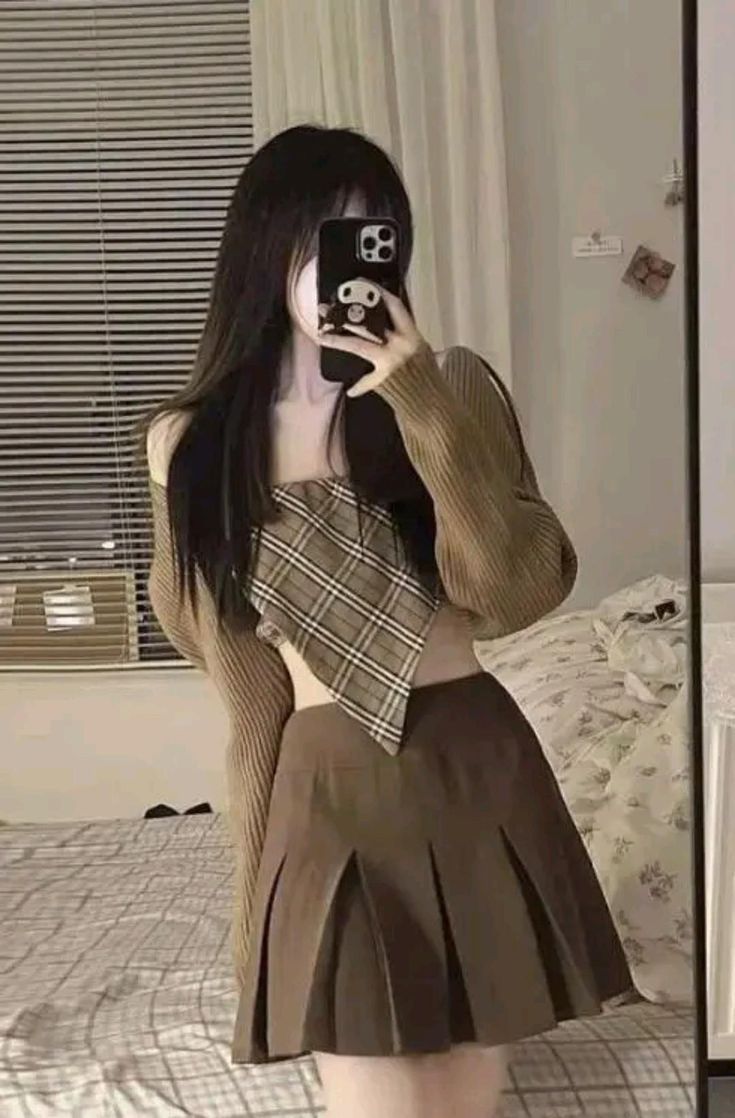 Ảnh gái trẻ mặc áo croptop và chân váy xòe tạo dáng selfie