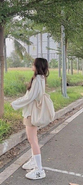 Ảnh gái trẻ mặc áo khoác trắng và chân váy ngắn