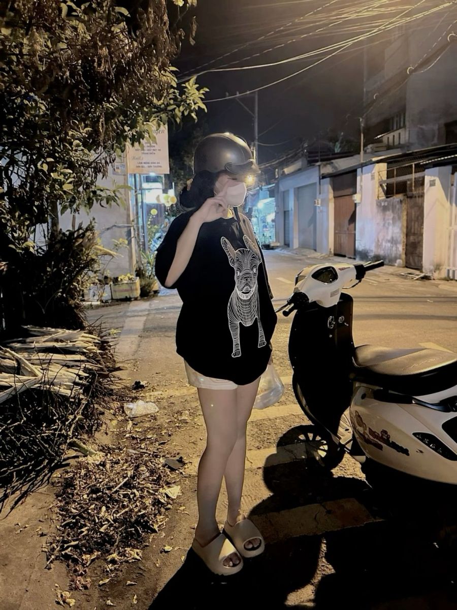 Ảnh gái trẻ mặc áo phông đen in hình cùng quần short trắng