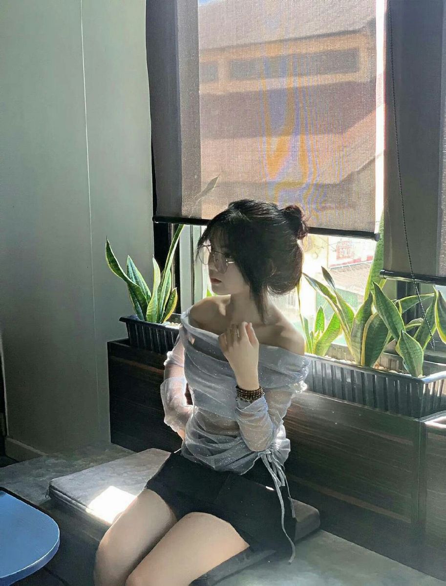 Ảnh gái trẻ mặc áo sơ mi và chân váy ngắn xinh xắn