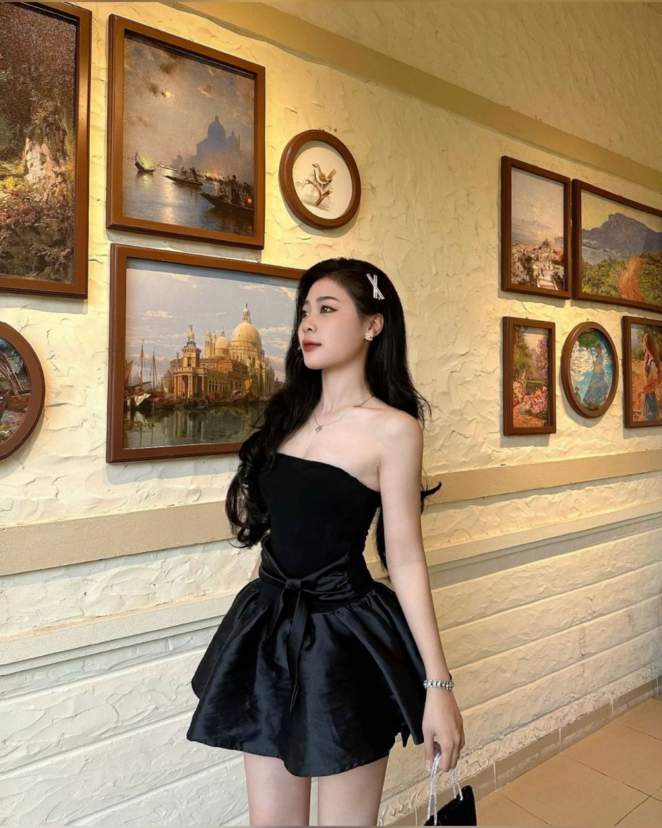 Ảnh gái trẻ mặc áo strapless đen kết hợp với chân váy xòe