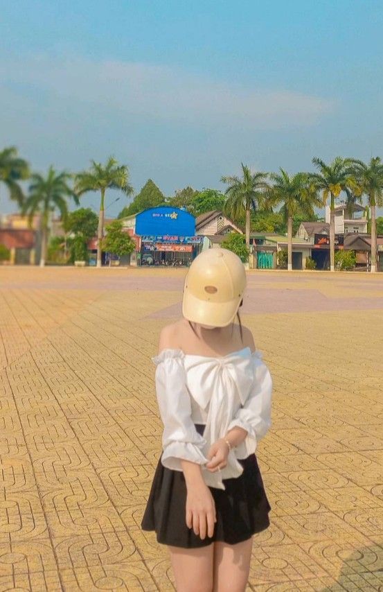 Ảnh gái trẻ mặc áo trễ vai và chân váy ngắn