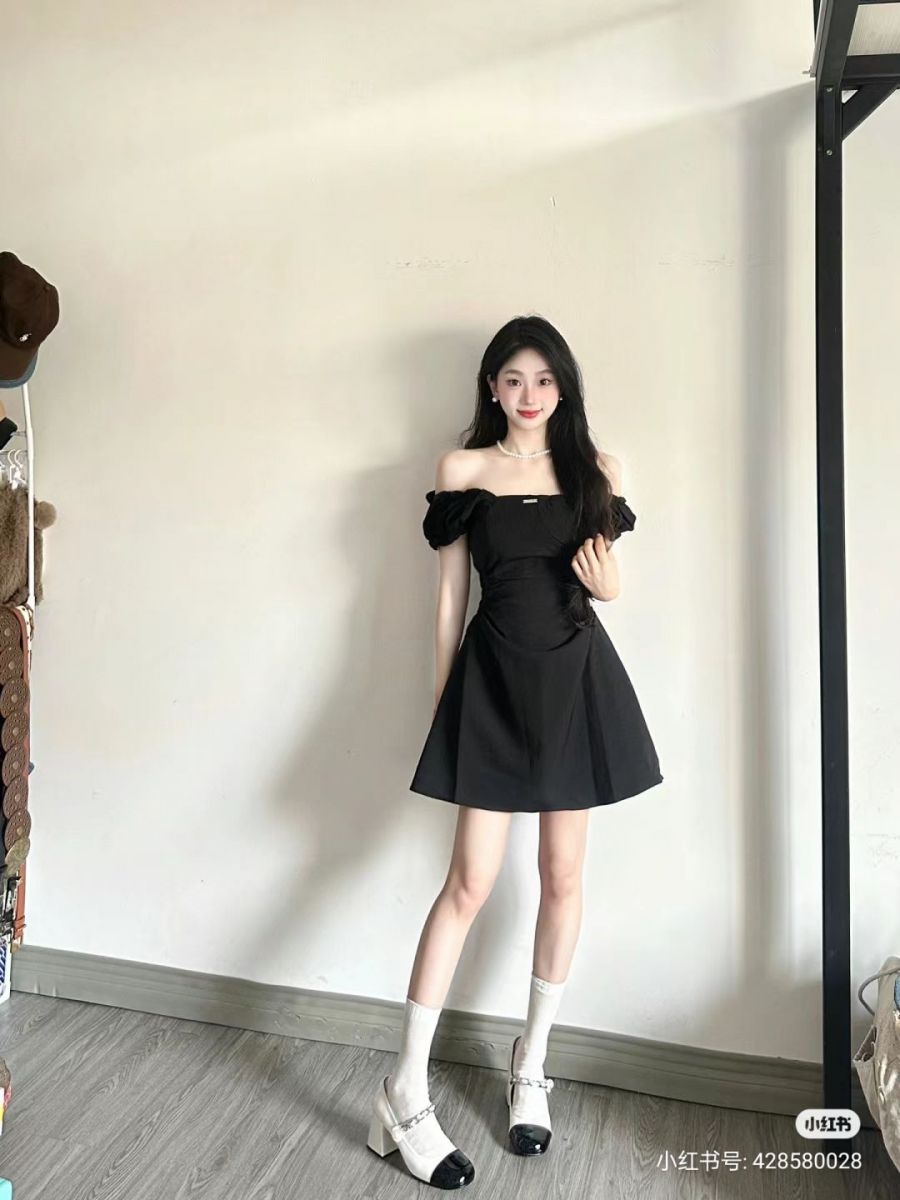 Ảnh gái trẻ mặc đầm đen nổi bật giữa nền sáng