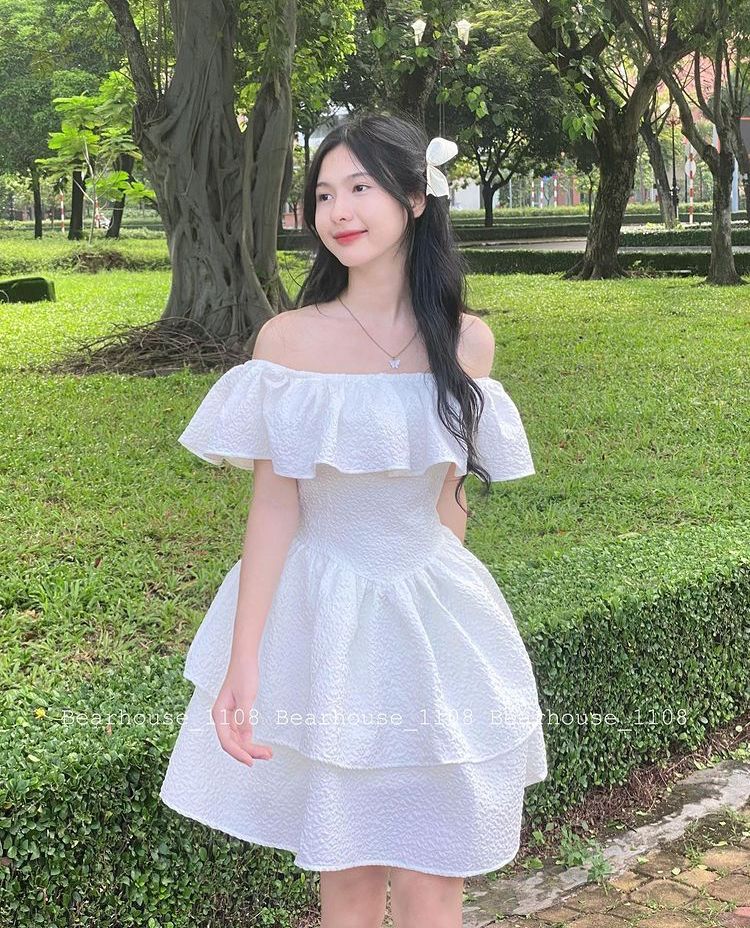 Ảnh gái trẻ mặc đầm trắng giữa công viên xanh mát